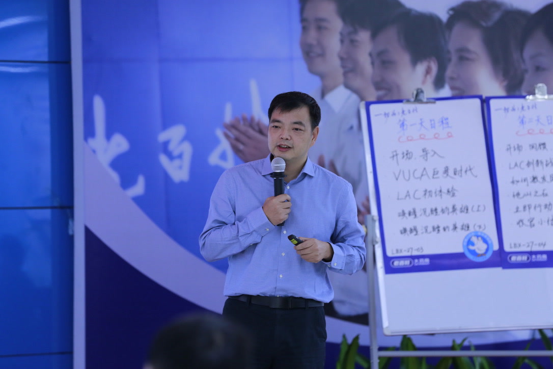 郭峻峰在企业学习现场授课